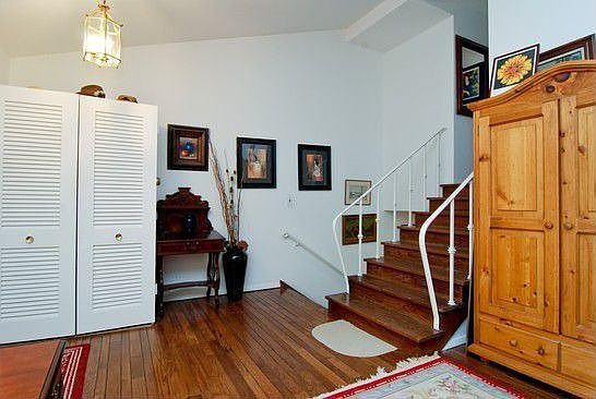 3rd image of 285 Crestwood Vlg