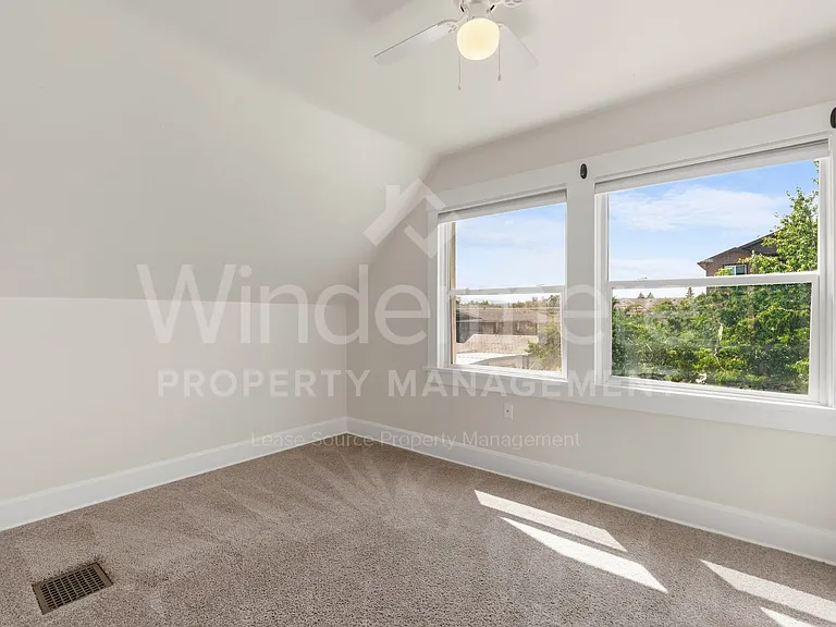 914 E Indiana Ave — Photo 23