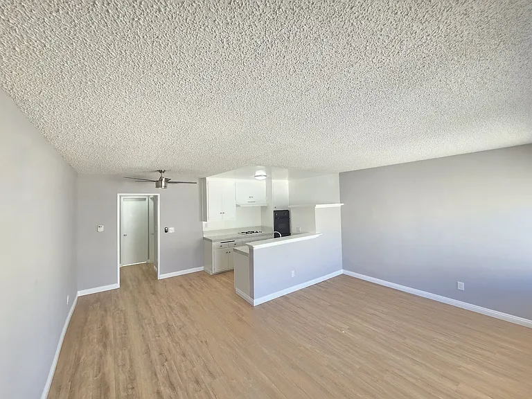 13961 Oxnard — Photo 10