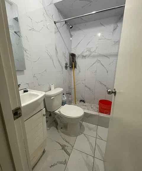 719 E 5th St #1 — Photo 3