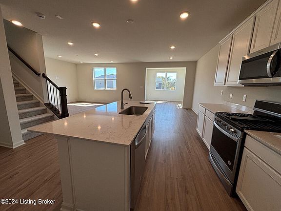 3rd image of 252 Ardmore Crossing Dr