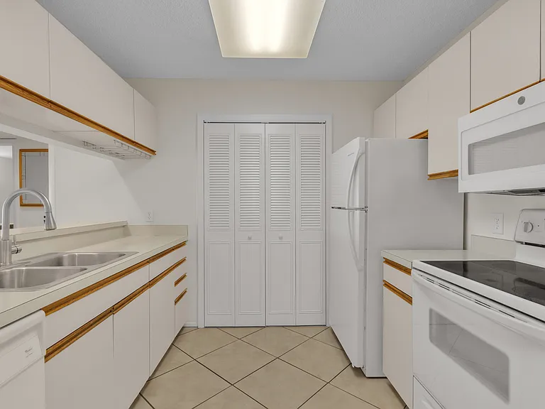 Kitchen w/ pantry