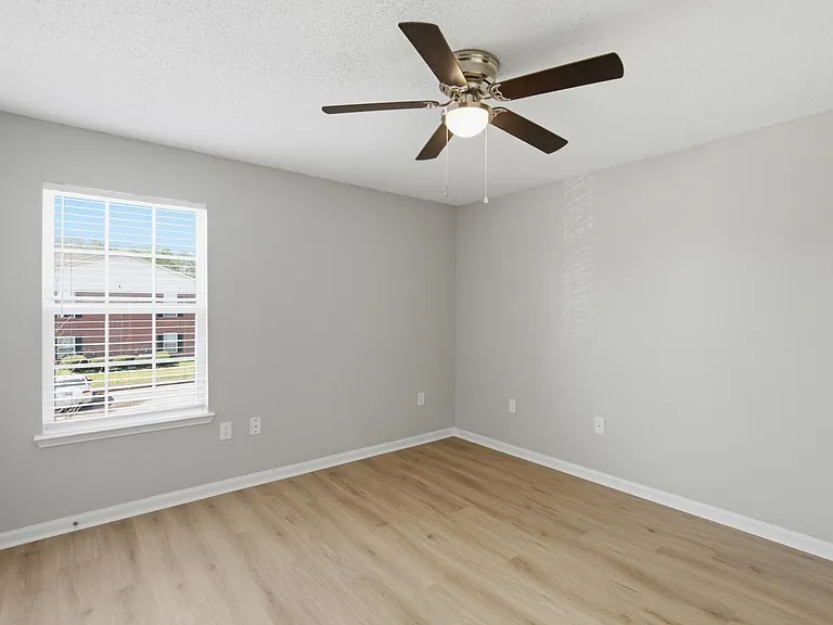 Englewood Apartments — Photo 15