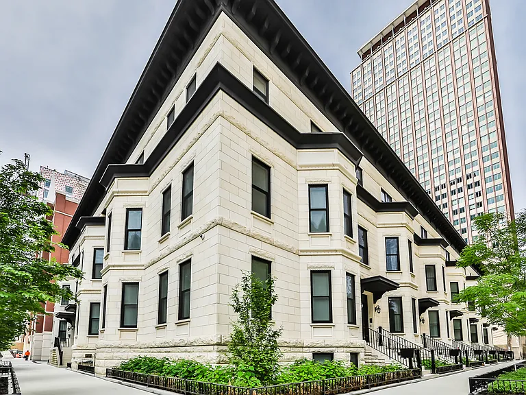 105 W Chestnut St — Photo 1