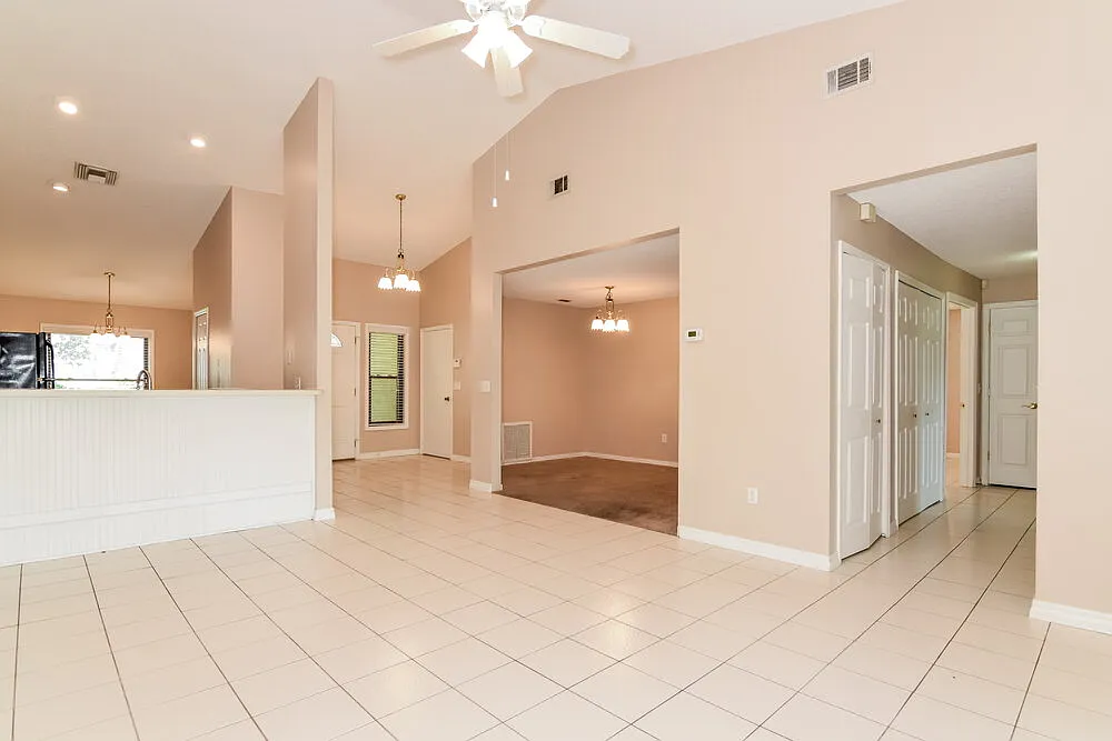 3 bed, 2.0 bath, 1348 sqft, $2,205 — Photo 4