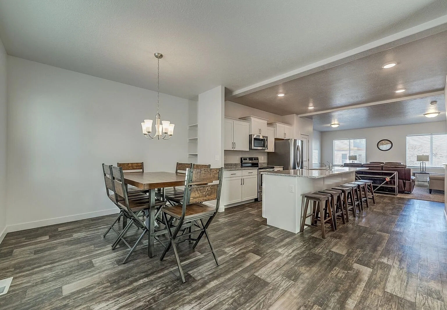 4 bed, 1903 sqft, $735 — Photo 2