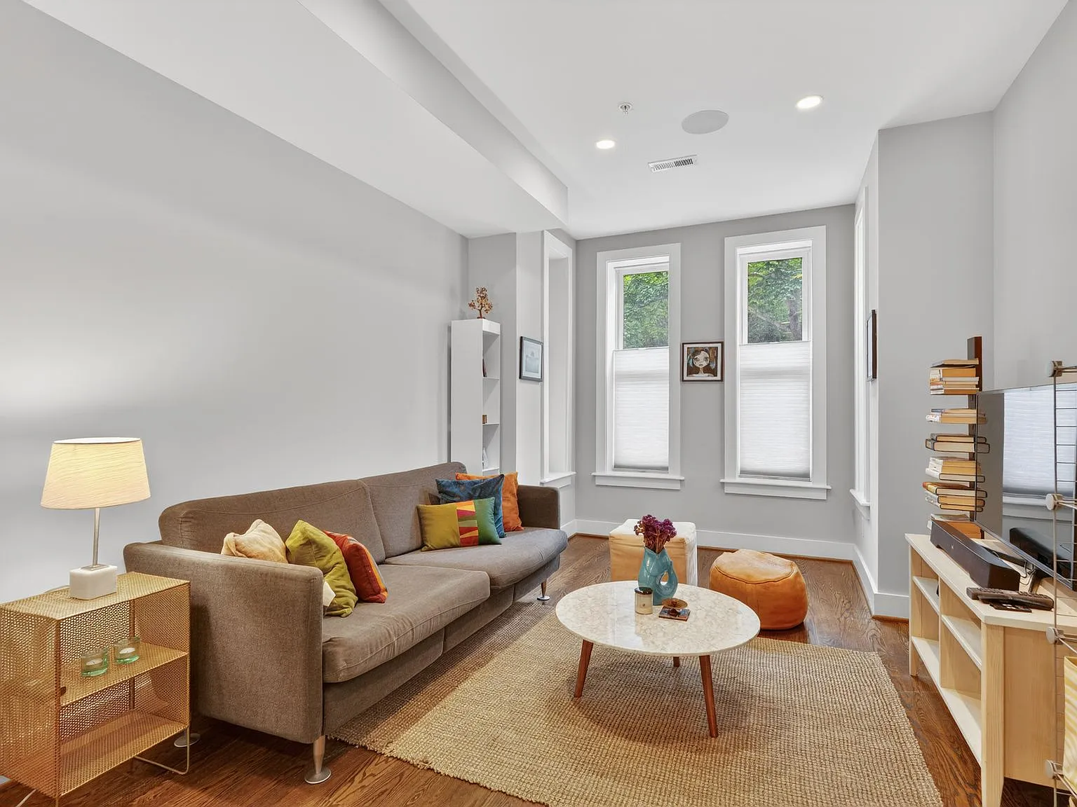 2 bed, 800 sqft, $4,200 — Photo 3