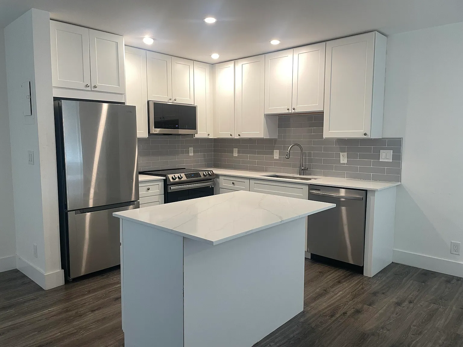 1 bed, 1.5 bath, 726 sqft, $1,650 — Photo 1