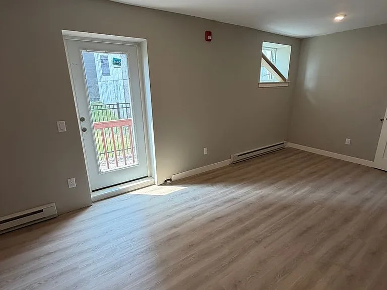627 E 4th St — Photo 11