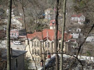 Wall St, Eureka Springs, AR 72632