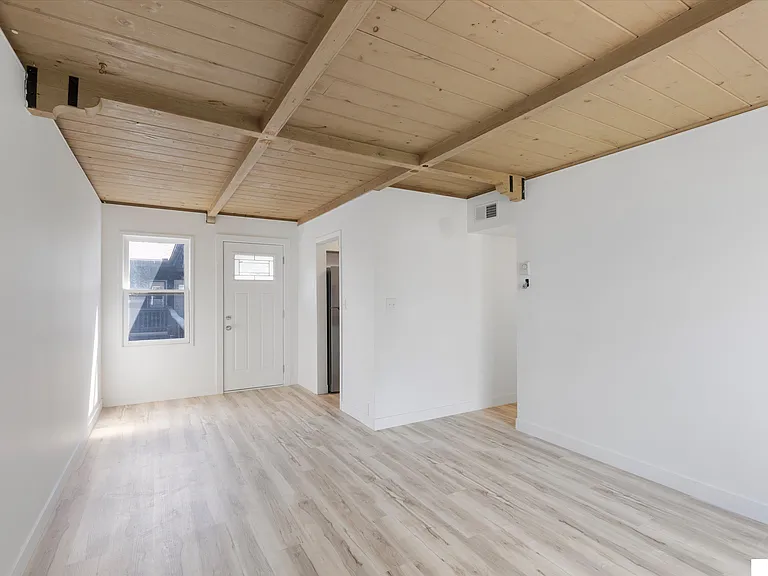 1635 E St — Photo 2