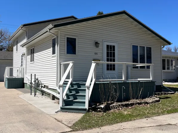 818 S 18th St, Grand Forks, ND 58201