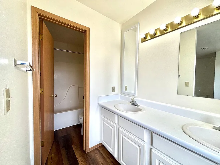 1747 W Kagy Blvd — Photo 7