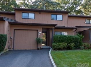 25 Northgate Cir, Melville, NY 11747