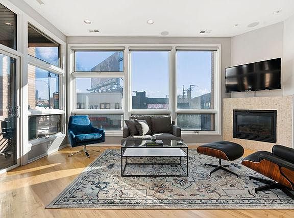 2nd image of 1606 W North Ave APT 201