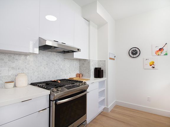 2nd image of 2844 Lyon St #304