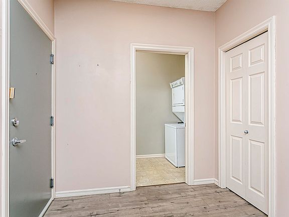5th image of 226 Macewan Rd SW #205