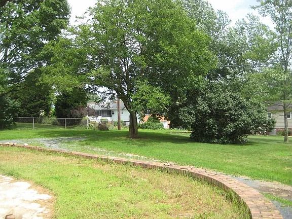 4th image of 1068 S Dogwood Dr