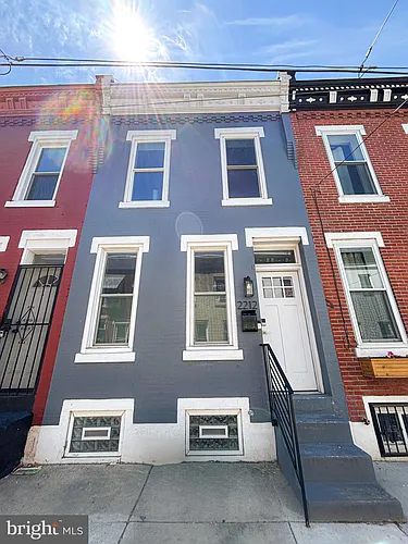 2212 Greenwich St Photo 1