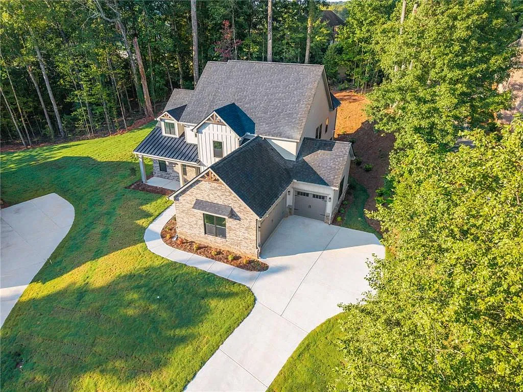 5 bed, 3.5 bath, 4669 sqft, $3,999 — Photo 2