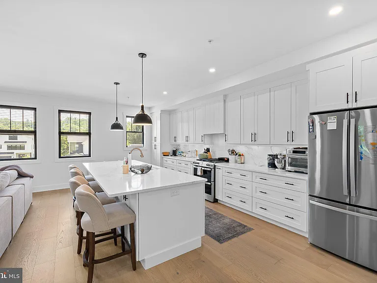 985 Henry Ave — Photo 7
