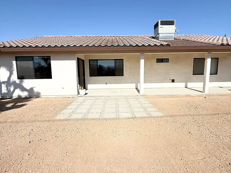 7350 Goleta Ave — Photo 18