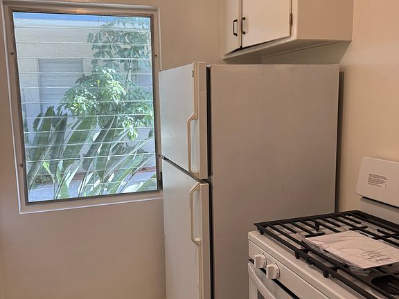 3rd image of 932 N Curson Ave APT 3