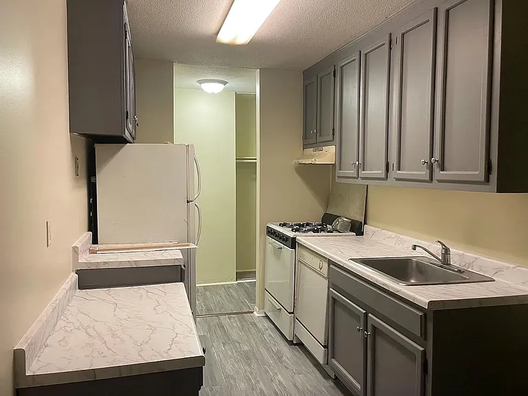 52 Shrewsbury Green Dr — Photo 5