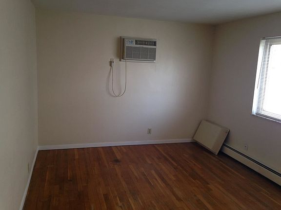 3rd image of 139 Cleves Ave
