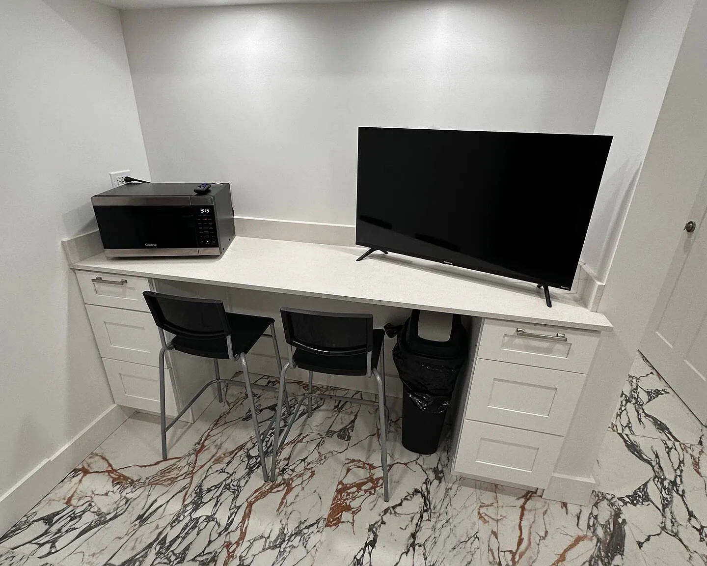 Newly Renovated- 2 bedroom bright and delightsome — Photo 4