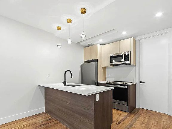 4th image of 244 Montrose Ave APT 1L