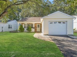 187 Edinburgh Dr, Ridge, NY 11961