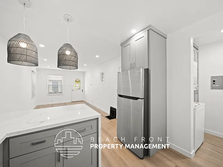 2450 Oak St — Photo 13