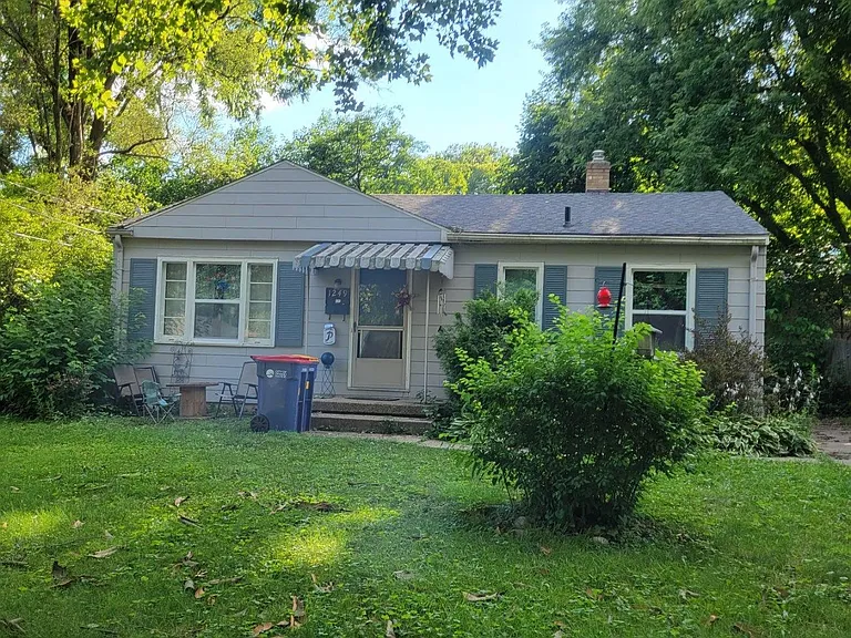 1249 Eastern Pl NE — Photo 2