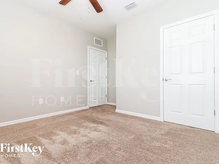710 SW 12th St — Photo 11