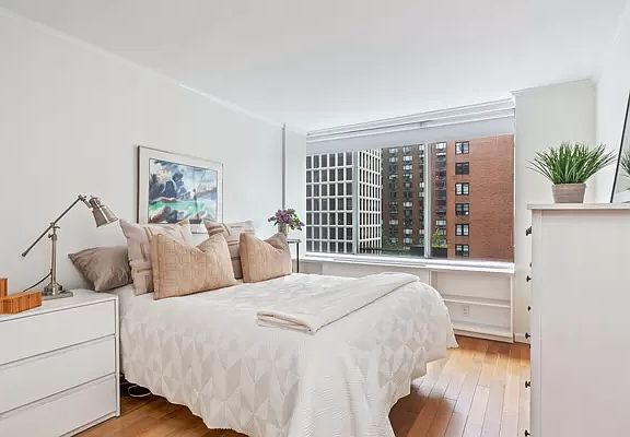 3rd image of 61 W 62nd St APT 11F