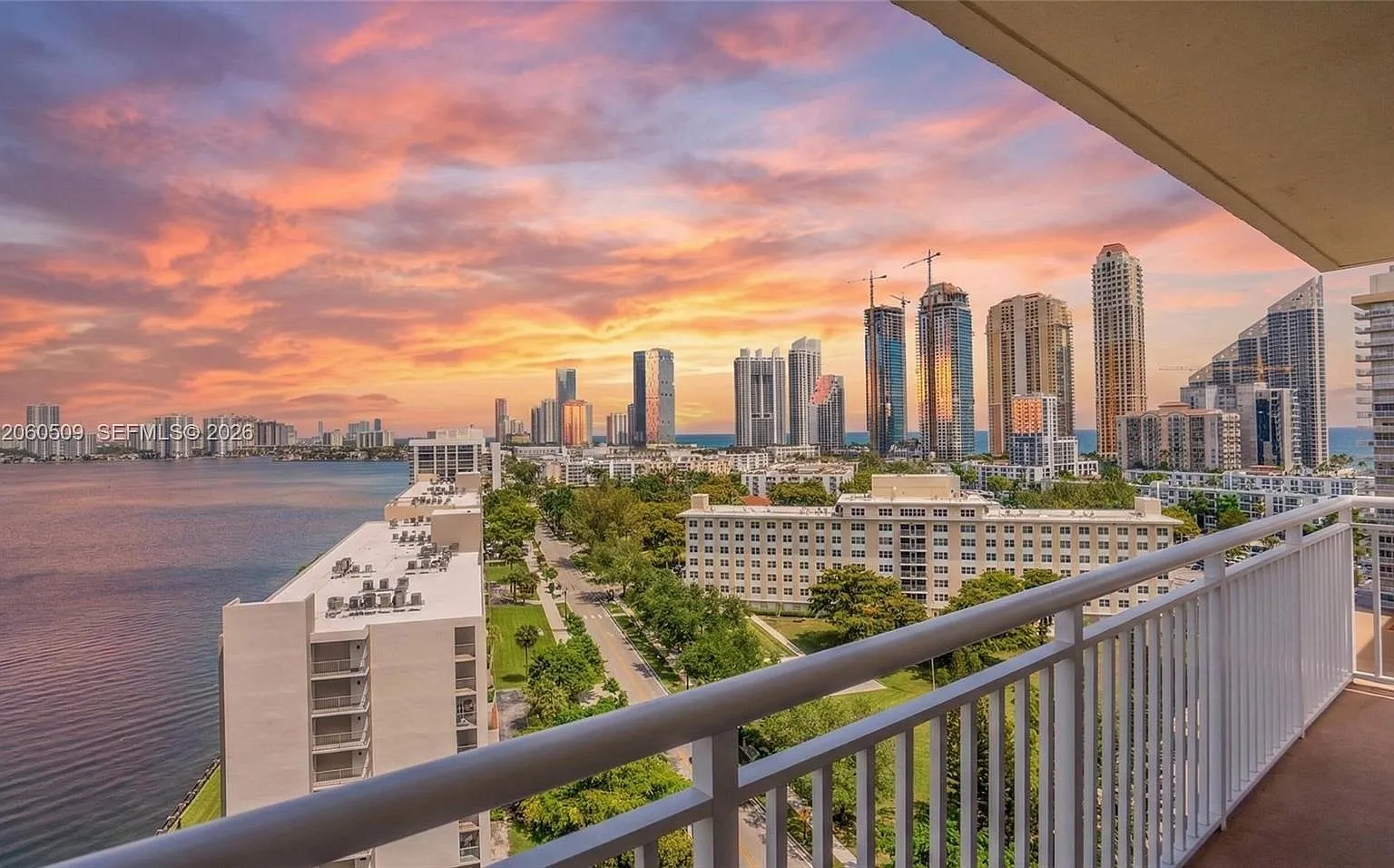 Winston Towers 200 — Photo 1