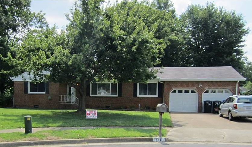 Front of home with garage