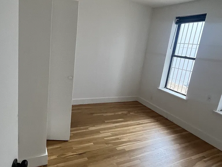 1719 E 8th St #1R — Photo 4