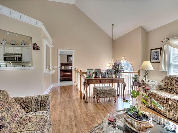 3rd image of 30 Berkshire Dr