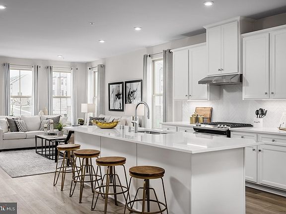 3rd image of 1725 Destrier St