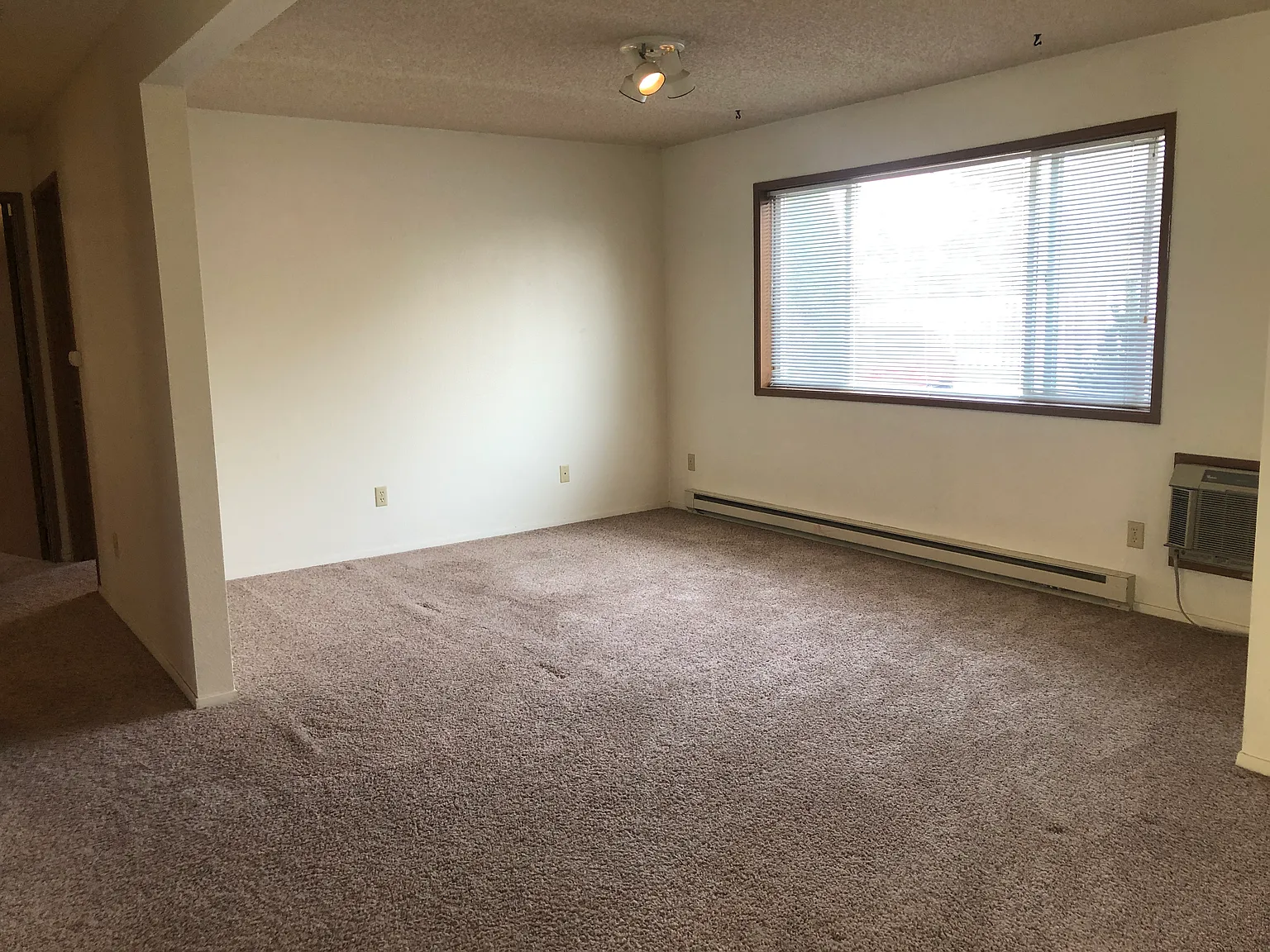 2 bed, 975 sqft, $1,350 — Photo 2