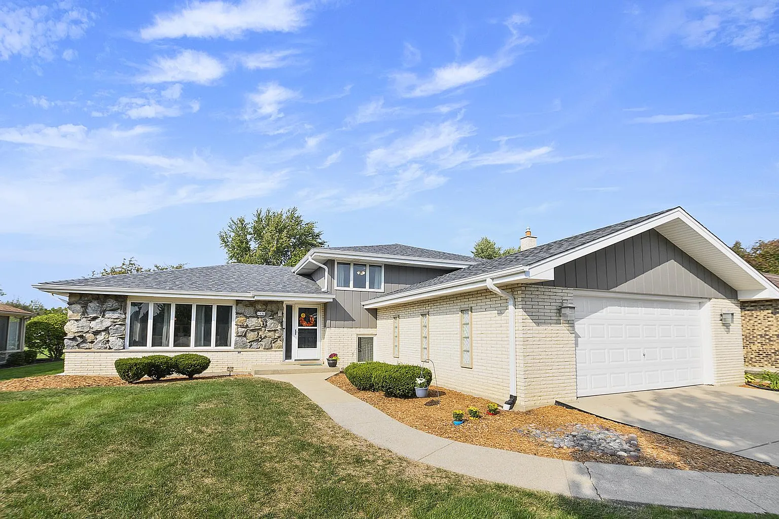 7538 Hemlock Dr photo 1