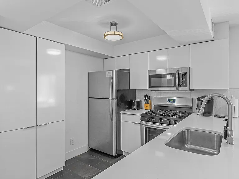 Crescent Apartments — Photo 16