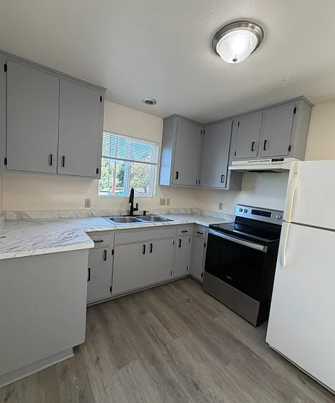 704 SE 9th St #A — Photo 2