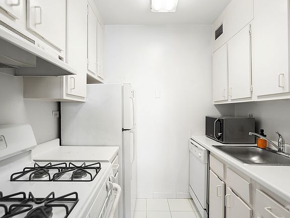 5th image of 200 E 72nd St APT 18D