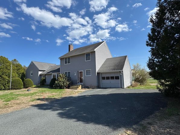 4 Meadow Oak Ln #B, South Deerfield, MA 01373