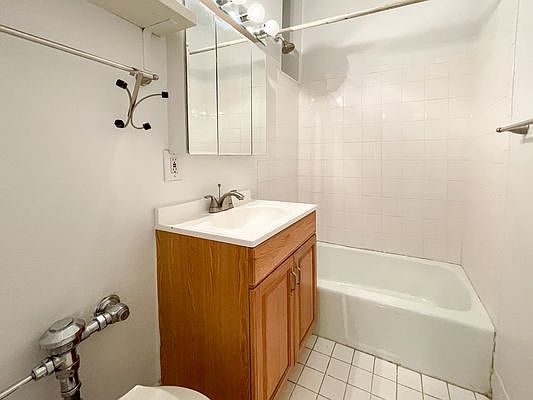5th image of 344 E 87th St #Aa