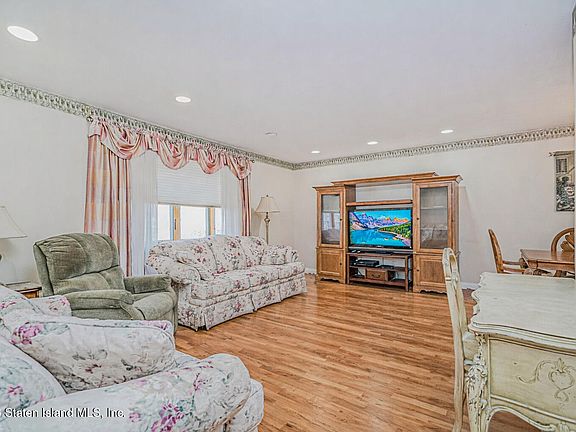 5th image of 526 Leverett Ave