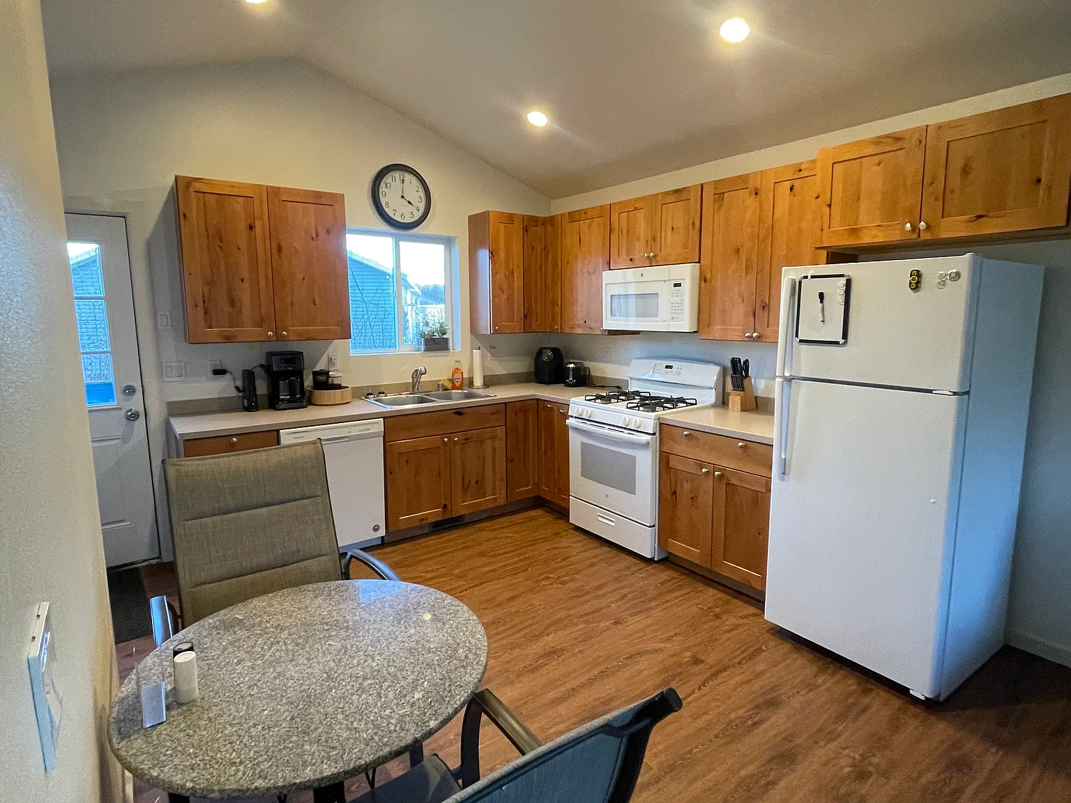 2 bed, 750 sqft, $1,700 — Photo 3